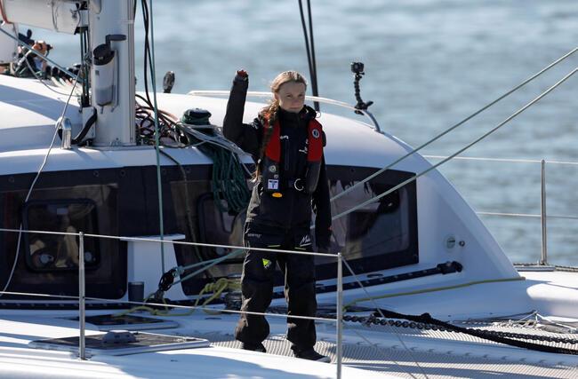 İsveçli aktivist Greta Thunberg 3 haftada okyanusu geçerek Lizbon'a vardı