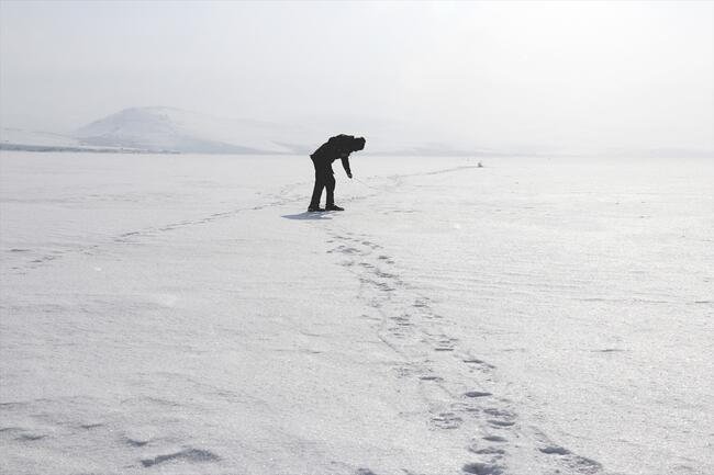 Türkiye'nin en yüksek rakımlı gölü buz tuttu