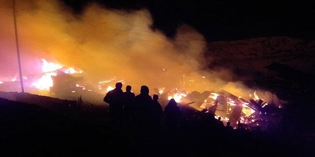 Erzurum'da feci yangın: 10 ev kül oldu 