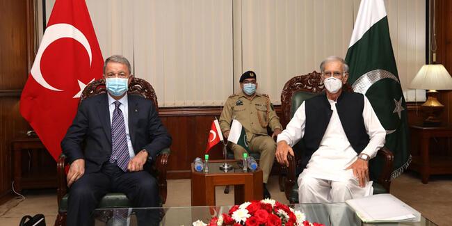 Milli Savunma Bakanı Akar, Pakistan Savunma Bakanı Khattak ile bir araya geldi