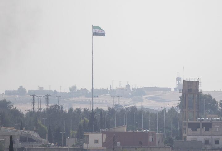 Tel Abyad amp 39 ın batısına SMO bayrağı asıldı