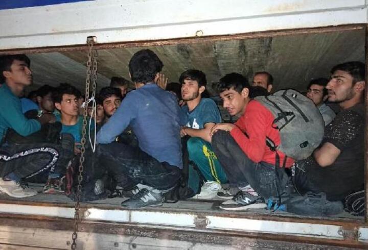 Çimento torbalarının altından 78 kaçak göçmen çıktı