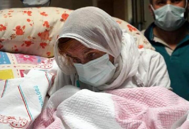 Aşılarını olan 108 yaşındaki hasta, koronavirüsü yendi