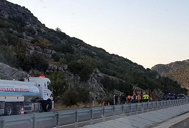 Kayalıklara çarpıp, alev alan otomobilin sürücü öldü
