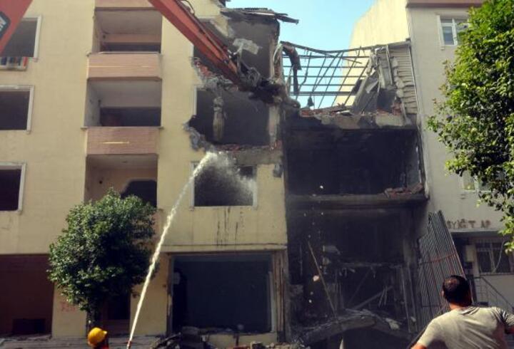 Avcılar'daki patlamada büyük hasar gören iki bina 30 gün sonra yıktırıldı