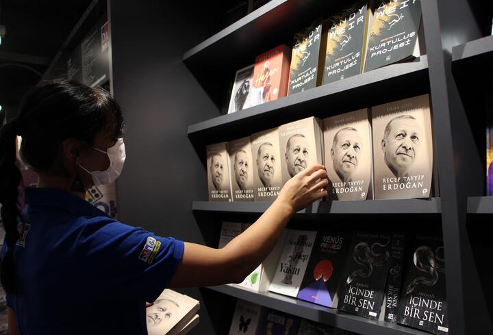 Cumhurbaşkanı Erdoğan'ın kitabı raflarda yerini aldı