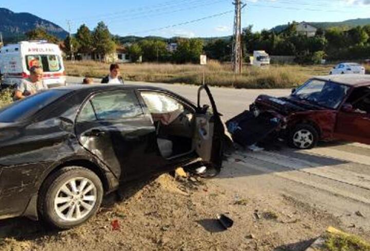 Karabük’te kavşakta iki otomobil çarpıştı: 6 yaralı
