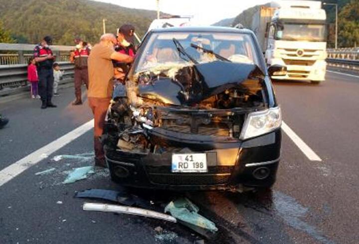 TIR'a çarpan hafif ticari araçtaki anne- kız yaralandı