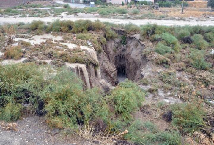 Konya'da dev yarıklar, yer altı su seviyesi azaldığı için oluşmuş