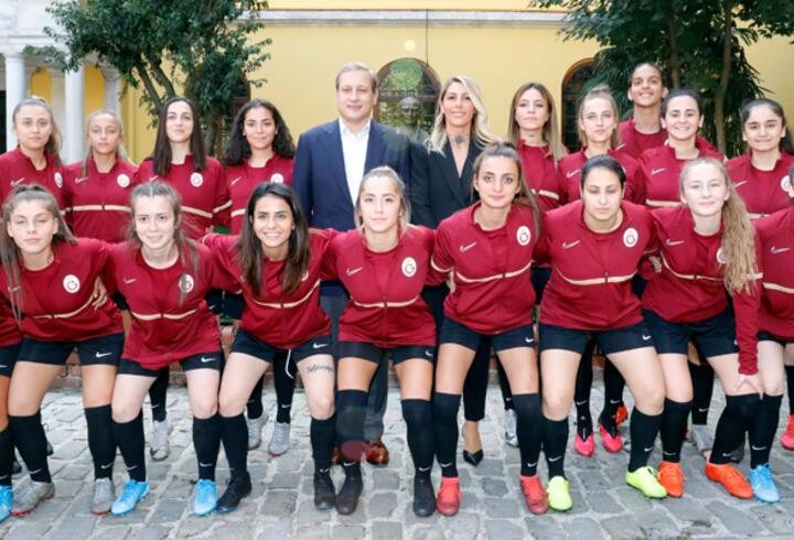 Galatasaray Kadın Futbol Takımı sporseverlerle buluştu