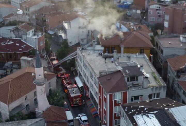 Fatih'te iki katlı ahşap otelde yangın
