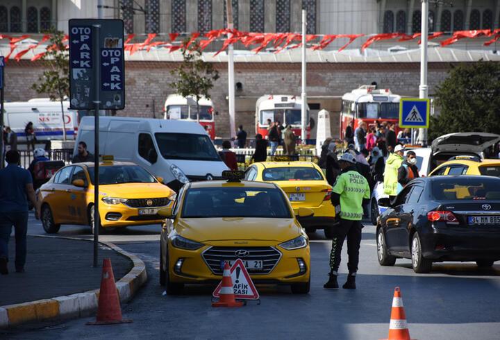 Taksim Meydanı'nda taksicilere denetim; yine aynı manzara
