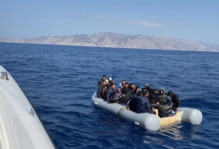 Marmaris açıklarında Yunanistan'ın ittiği 77 göçmen kurtarıldı