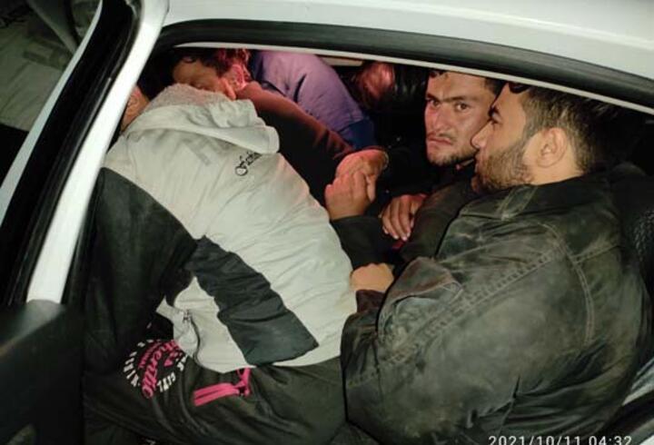 29 kaçak göçmenin balık istifi yakalandığı iki otomobilin sürücüleri tutuklandı