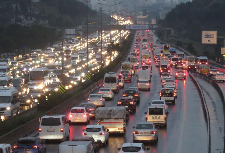 İstanbul haftaya trafik yoğunluğuyla başladı