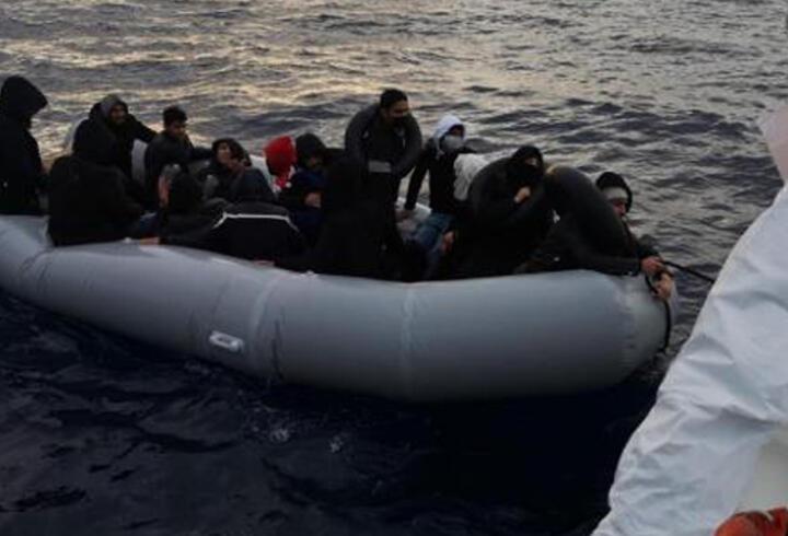 Yunan unsurlarınca botları delinen 21 kaçak göçmen kurtarıldı