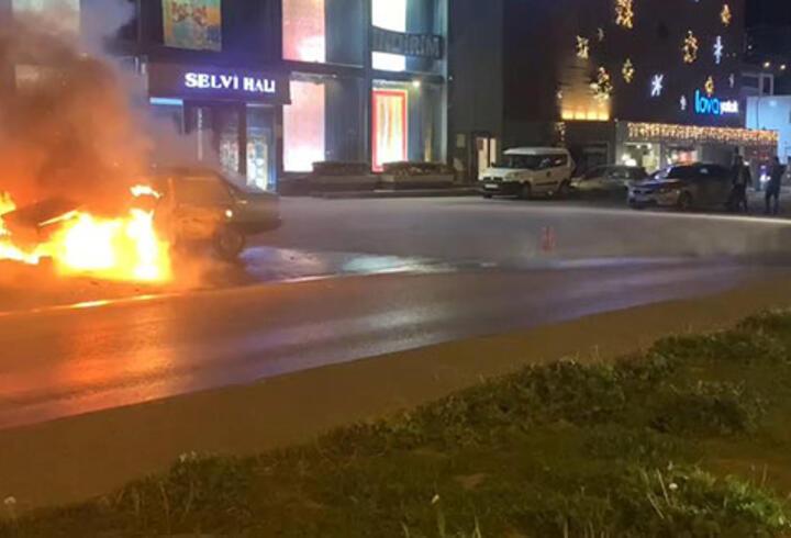 Maltepe D-100'de otomobil alev alev yandı
