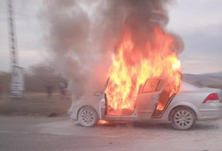 Ankara'da hareket halindeki otomobil yandı