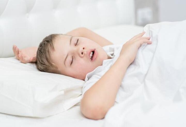 Haftada en az 3 gün horlayan çocuğa dikkat; uyku apnesi görülebilir