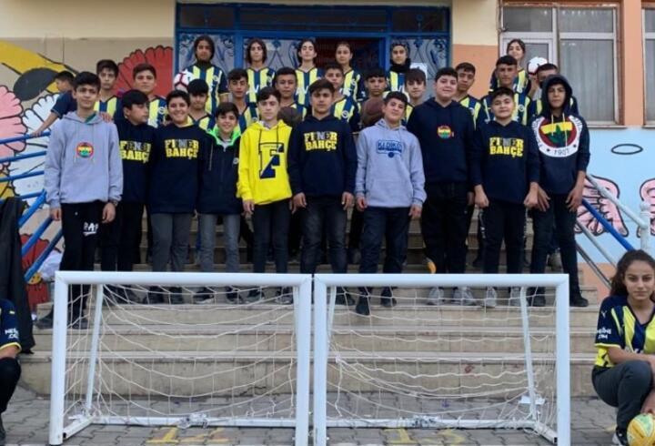 Fenerbahçe'den Şırnak'taki Vatan Ortaokulu öğrencilerine spor malzemesi desteği