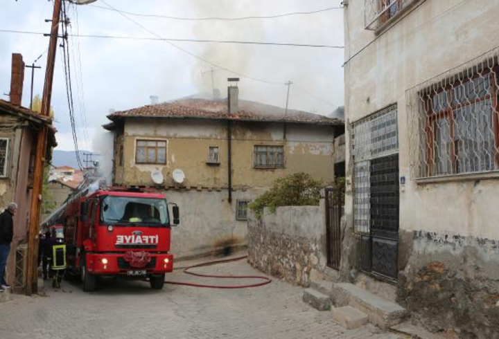 Yangın çıkan evdeki 4 çocuğu komşuları kurtardı 