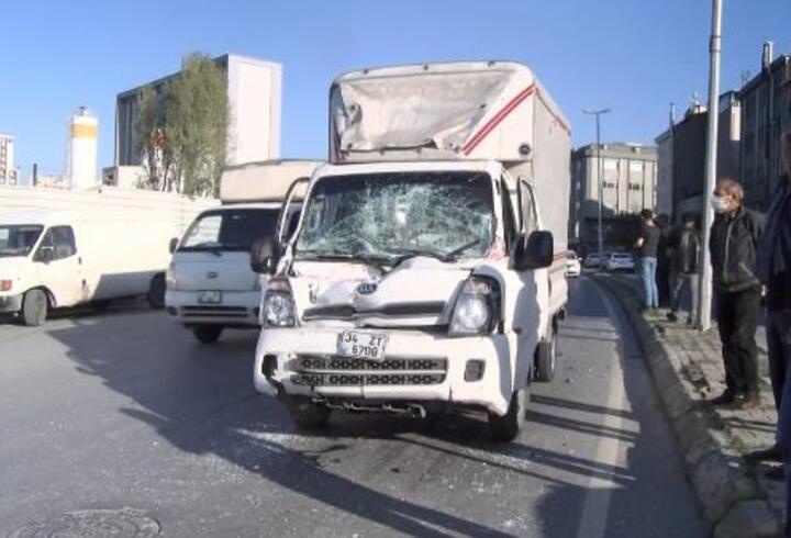Zeytinburnu’nda kamyonla kamyonet çarpıştı