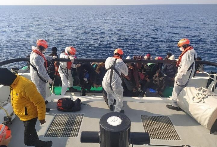 İzmir açıklarında Türk kara sularına itilen 33 düzensiz göçmen kurtarıldı
