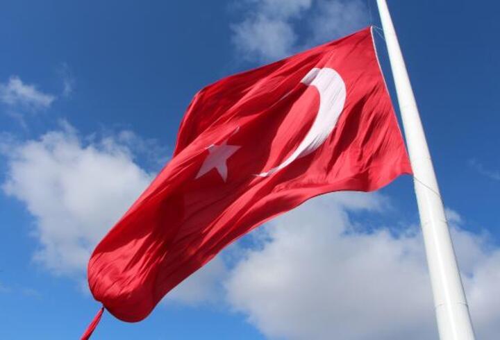 Ulus'ta da dev Türk bayrağı göndere çekildi