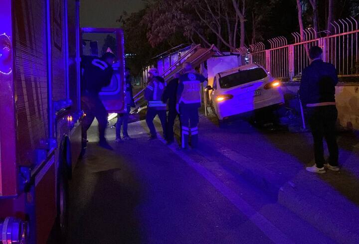Ataşehir'de otomobil otobüs durağına daldı: 1 ölü, 2 yaralı