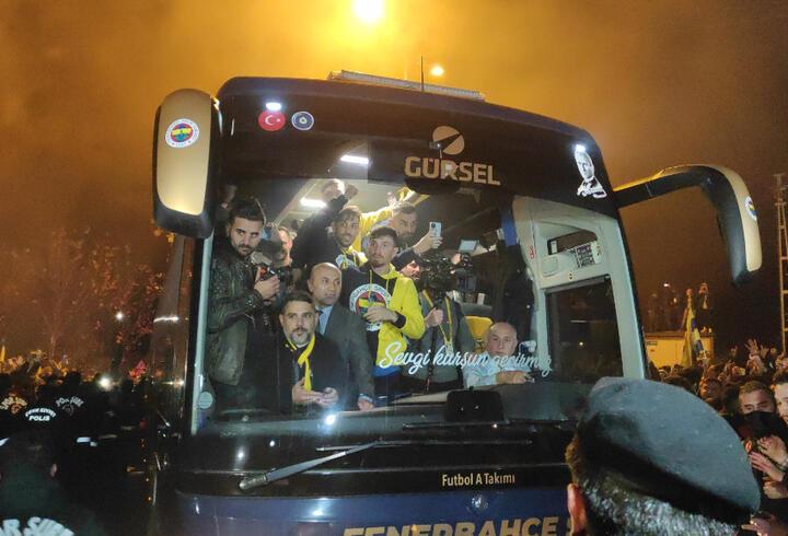Fenerbahçe kafilesine Samandıra'da coşkulu karşılama