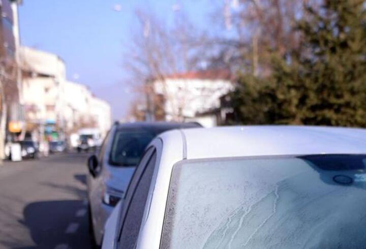 Doğu Anadolu'da soğuk hava nedeniyle araçların camları buz tuttu