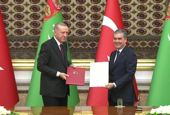 Cumhurbaşkanı Erdoğan Türkmenistan'da... İki ülke arasında imzalar atıldı