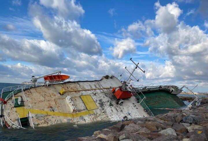 Maltepe'de fırtınada karaya oturan gemi kurtarılmayı bekliyor