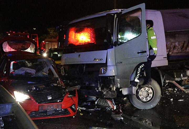 Karşı şeride geçen kamyon, 4 otomobile çarptı: 1 ölü, 4 yaralı