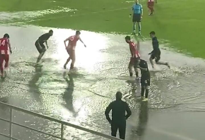 Antalyaspor-Trabzonspor U19 maçında biriken su tepkiye neden oldu