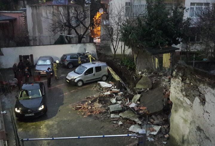 Üsküdar'da istinat duvarı çöktü, 4 araç zarar gördü