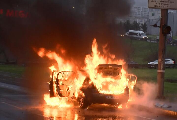 Esenyurt D-100 Karayolu'nda otomobil alev alev yandı