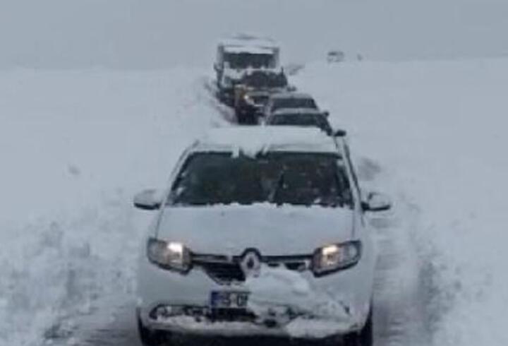 Muş’ta 15’i öğrenci, 50 kişi karda mahsur kaldı