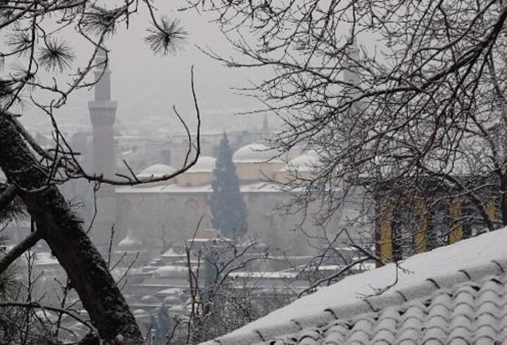 Bursa kent merkezinde mevsimin ilk karı