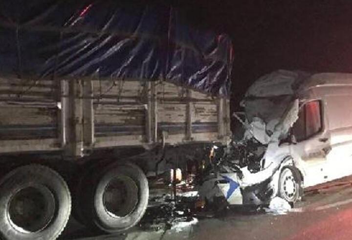 Önünde giden kamyona çarpan minibüs sürücüsü hayatını kaybetti