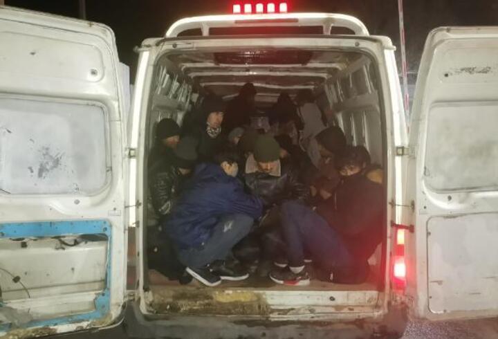 'Dur' ihtarına uymadı, araçtan 37 kaçak göçmen çıktı