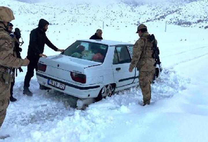 Bitlis'te kar nedeniyle yolda mahsur kalanları jandarma kurtardı
