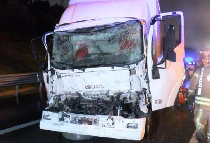 TEM Otoyolu'nda TIR, kargo kamyonuna arkadan çarptı: 1 yaralı 