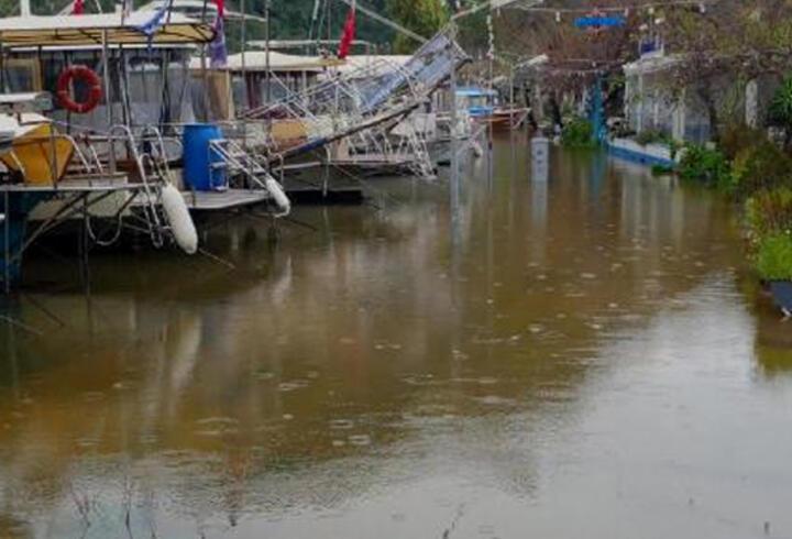 Aşırı yağışta su kanalı 1,5 metre yükseldi, restoranları su bastı