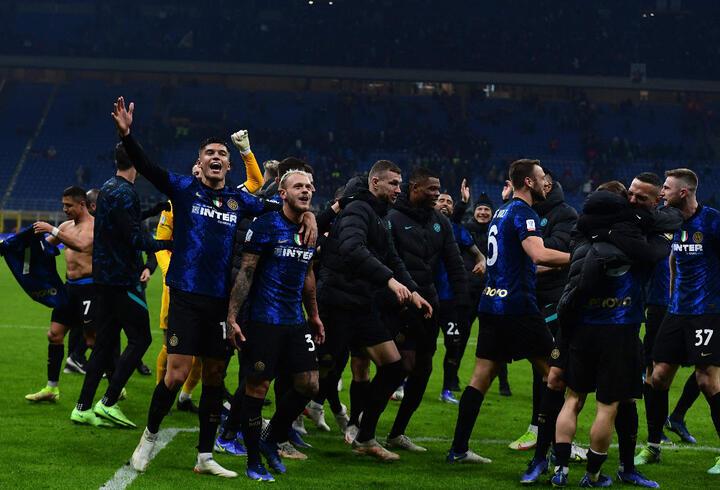 Hakan Çalhanoğlu Inter'de ilk kupasını kazandı
