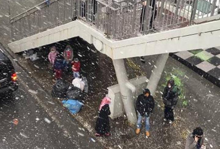 İstanbul'da bazı ilçelerde kar başladı; Trafik kilit!