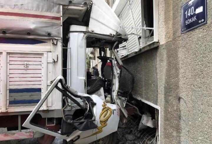 Freni boşalan kamyonet binaya çarptı: 3 yaralı