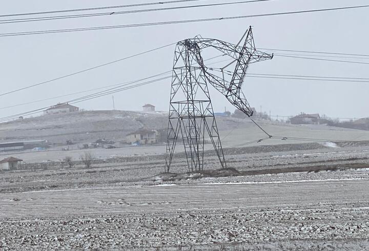 Kırşehir'de fırtına elektrik tellerini kopardı