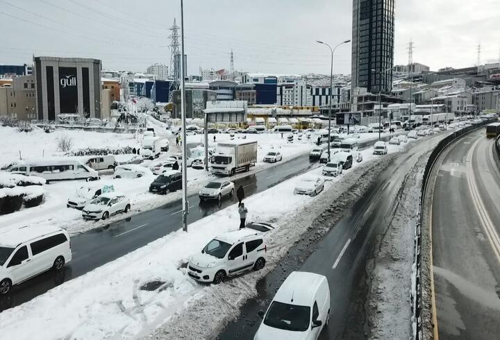 Kar İstanbul'u terk etmedi! Meteoroloji saat verdi