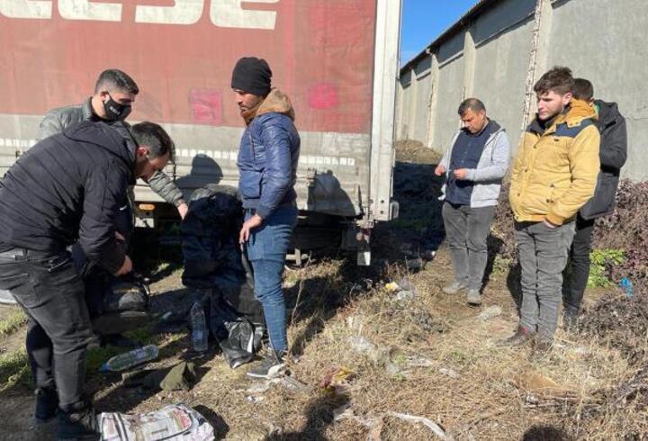 Avrupa'ya gitmeye çalışan kaçak göçmenler TIR dorsesinde yakalandı